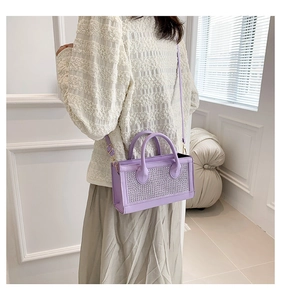 Détail d'un sac bandoulière en cuir PU violet avec grille en strass et doubles poignées