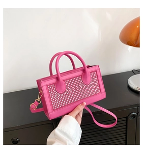 Détail du sac à main rose avec strass argentés et accessoires en métal doré chic