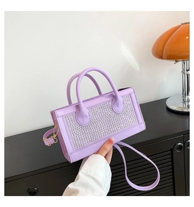 Détail du sac à main lavande avec strass brillants et finitions dorées