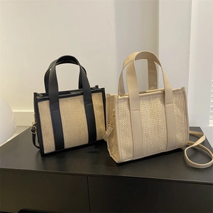 Borsa tote in paglia intrecciata con finiture in ecopelle e tracolla nera e beige