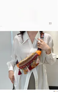 Sac banane ethnique avec des glands colorés et des détails de broderie bohème complexes