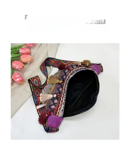 Compartiments internes du sac ethnique tissé avec pompon coloré et fermeture éclair
