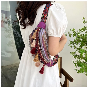 Détail du sac bandoulière ethnique avec motifs tissés colorés et ornements de glands