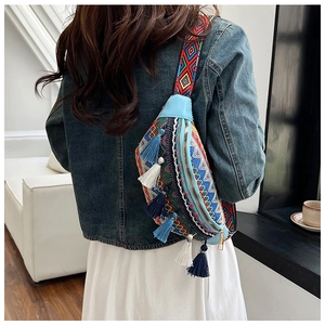 Sac bandoulière bleu clair style ethnique avec broderie colorée et pompons