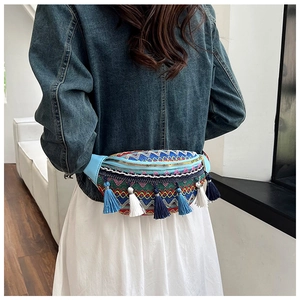 Détail d'un sac banane bohème tissé avec des franges colorées sur un mannequin