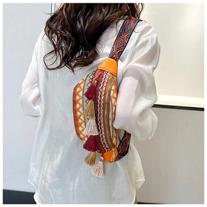 Détail du sac de poitrine bohème avec broderie colorée et longues franges ethniques