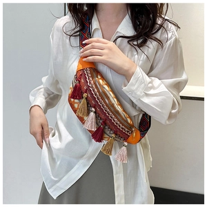 Gros plan du sac bandoulière ethnique brodé avec des glands colorés et motifs géométriques