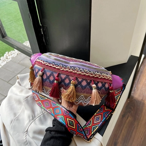 Sac banane ethnique en cuir violet avec glands colorés et large bandoulière à motifs