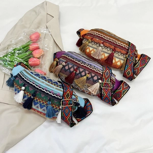 Sacs banane bohèmes avec glands colorés et larges bandoulières tissées chic