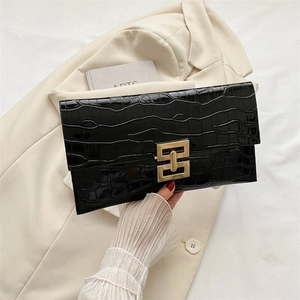 Pochette a busta nera con motivo coccodrillo e fibbia in metallo dorato da donna