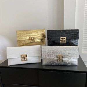 Clutch a busta minimaliste con trama a coccodrillo nei colori oro, nero, bianco e argento