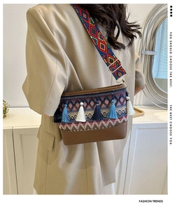 Nahaufnahme der Boho-Schultertasche mit ethnischem Webstoff und farbenfrohen Quasten