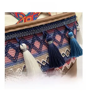 Detail der Bohème-Schultertasche mit ethnischer Stickerei und bunten Quasten