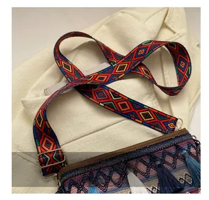 Detail der Vintage-Umhängetasche mit gewebtem Gurt und Quasten im Ethno-Stil