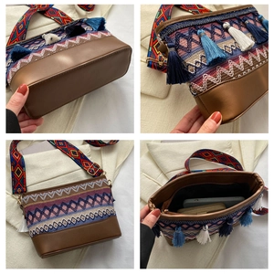 Detailsicht der Ethno-Umhängetasche mit Boho-Quasten, Stickerei und geräumigem Innenfach