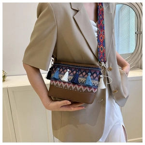 Detailansicht der Boho-Umhängetasche mit bunten Quasten und besticktem Schultergurt