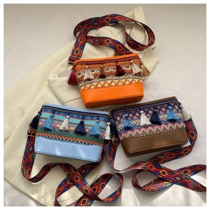 Vintage Boho Umhängetasche mit Ethno-Webmuster und Fransen in drei modischen Farben