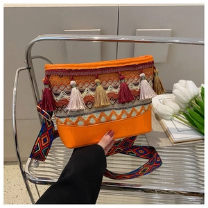 Detail der Bohème-Schultertasche mit Ethno-Mustern und bunten Quasten-Elementen