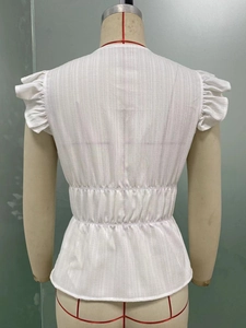 Detailansicht der elastischen Taille und Rüschenärmel dieser weißen Sommerferienbluse