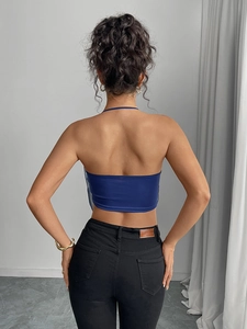 Dunkelblaues rückenfreies Neckholder-Top mit schwarzer Slim-Fit-Jeans in Rückansicht
