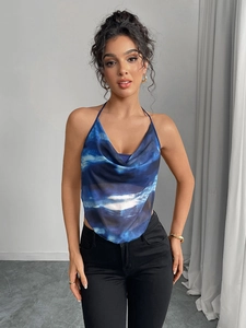 Sommerliches Neckholder-Oberteil mit blauem Abstrakt-Druck und weichem Wasserfall-Ausschnitt