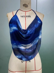 Detail des blauen Batik-Netz-Halter-Tops mit drapiertem Ausschnitt und Wellentextur