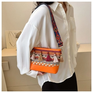 Vintage-Umhängetasche in Orange mit Ethno-Weberei und Quasten für Damen im Boho-Stil