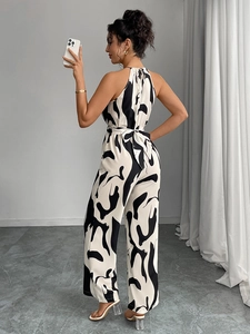 Λεπτομέρεια πλάτης ολόσωμης φόρμας halter με cow print και δέσιμο με κόμπο στη μέση