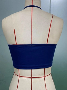 Detailansicht der Rückseite und Passform eines dunkelblauen Stretch-Strick-Bauchfrei-Tops