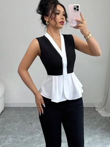 Schickes schwarz-weißes ärmelloses Schößchen-Top mit V-Ausschnitt für einen modernen Stil