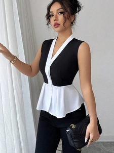 Detail eines eleganten schwarz-weißen ärmellosen Schößchen-Tops mit V-Ausschnitt und Knöpfen