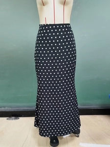 Détail de la jupe queue de sirène noire à pois blancs avec taille élastique confortable