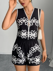 Women's 2-piece summer vacation set featuring floral V-neck vest and matching shorts