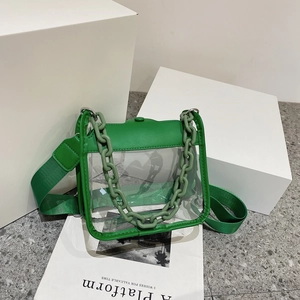 Détail du sac gelée vert transparent en PVC avec chaîne en plastique et bandoulière