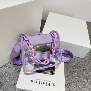 Détail du sac bandoulière violet transparent en PVC avec chaîne en plastique et fermoir métal