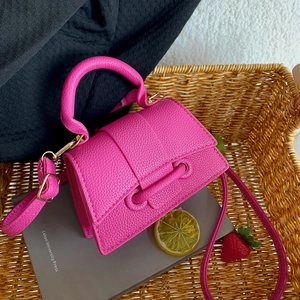 Schicke magentafarbene Mini-Handtasche mit Lychee-Muster, Tragegriff und praktischem Schultergurt