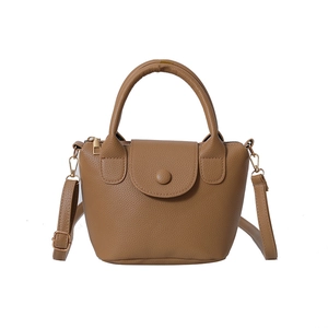 Retro large capacity brown bucket bag in lychee pattern PU leather with gold hardware