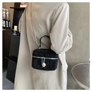 Vue détaillée du dos d'un mini sac boîte noir en strass avec bandoulière chaîne sur modèle