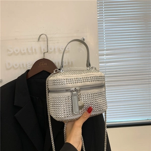 Sac à main carré étincelant en strass avec poignée en cuir et bandoulière en chaîne grise