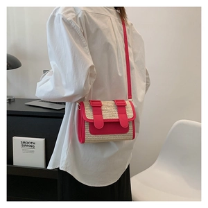 Détail du sac bandoulière tissé rose avec texture bicolore et double boucle décorative