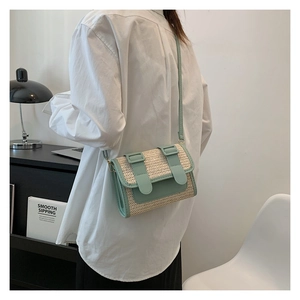 Détail du sac bandoulière tissé vert menthe montrant la texture et les sangles