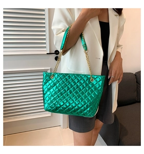 Détail du sac bandoulière matelassé vert métallisé avec chaîne dorée et cuir
