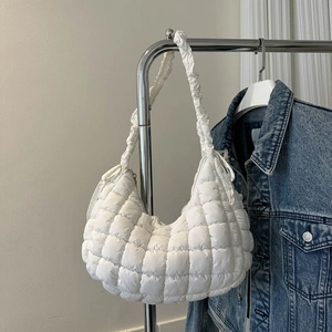 Détail du sac nuage matelassé blanc avec tissu bulle et bandoulière froncée élégante