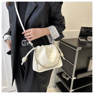 Borsa a secchiello bianca plissettata con coulisse e catena da donna autunno tendenza chic
