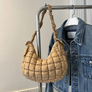 Détail du sac matelassé kaki avec bandoulière plissée et texture nuageuse douce et moelleuse