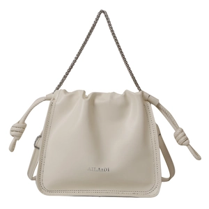 Borsa a nuvola con coulisse bianco crema con catena argento e nodi in pelle