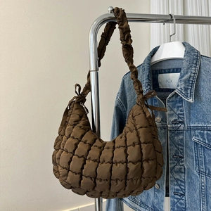 Détail du sac nuage matelassé marron chocolat avec bandoulière hobo et nylon bouffant