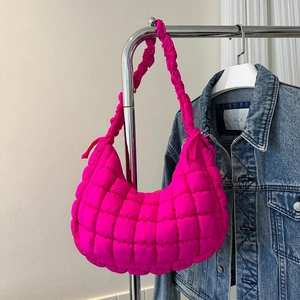 Détail du sac nuage matelassé rose avec bandoulière plissée et texture en tissu Oxford