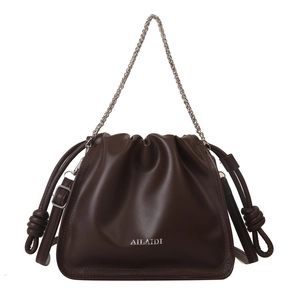 Borsa a tracolla a secchiello plissettata marrone, elegante borsa ascellare retro con catena.