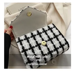 Detalle del cierre magnético dorado en el bolso de tweed de pata de gallo blanco y negro